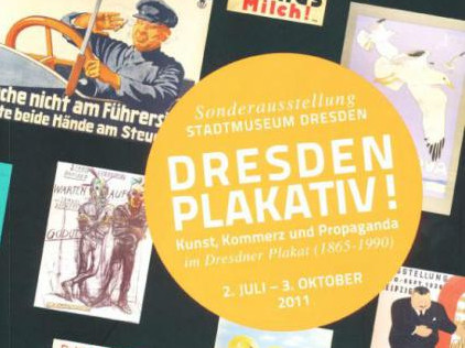 KI generiert: Das Bild bewirbt eine Sonderausstellung im Stadtmuseum Dresden mit dem Titel "Dresden Plakativ!", die Kunst, Kommerz und Propaganda im Dresdner Plakat von 1805 bis 1990 thematisiert. Rund um den Ausstellungstext sind historische Plakate abgebildet.
