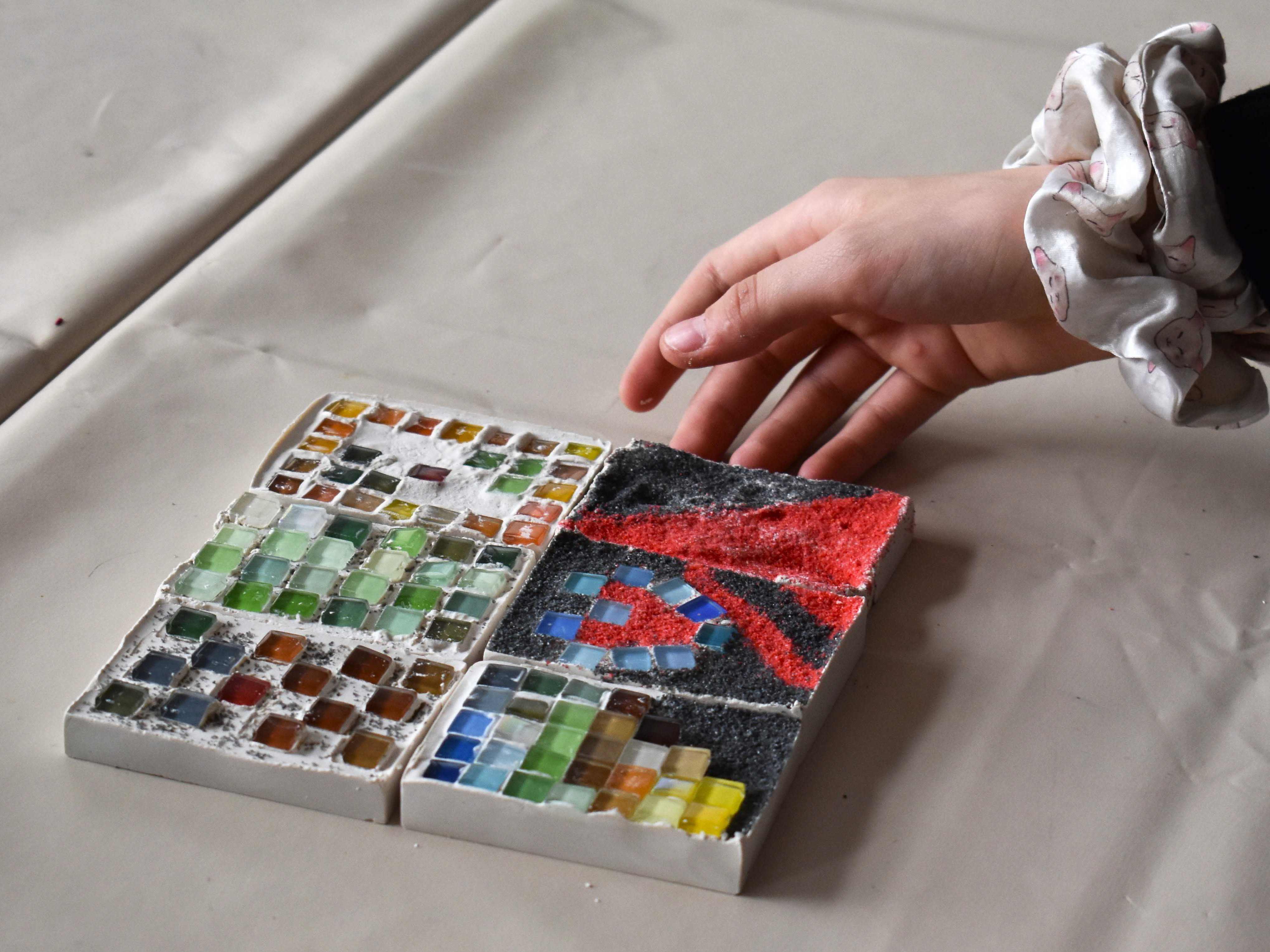 KI generated: The image shows a colourful information board with the heading "PLATTE OST WEST", which deals with large panel construction in housing. There are explanatory texts in German and English about this construction concept.