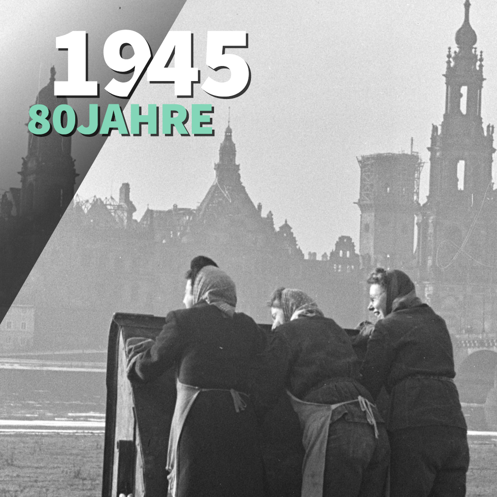 KI generiert: Das Bild zeigt eine Gruppe von Frauen, die einen Schubkarren bewegen, vor der Ruine einer Stadt im Hintergrund. Oben links ist der Text "1945" und "80 Jahre" zu sehen, was auf ein historisches Ereignis hindeutet.