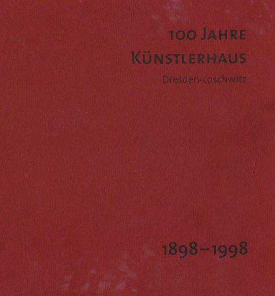 KI generiert: Das Bild zeigt eine rote Fläche mit der Aufschrift "100 Jahre Künstlerhaus Dresden-Loschwitz 1898-1998". Es handelt sich offenbar um eine Gedenktafel, die das hundertjährige Jubiläum des Künstlerhauses in Dresden-Loschwitz feiert.