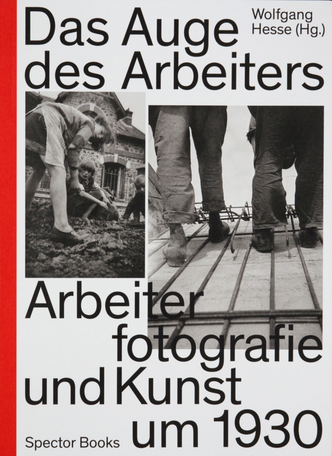 KI generiert: Das Bild zeigt das Buchcover von "Das Auge des Arbeiters", das sich mit Arbeiterfotografie und Kunst um 1930 befasst. Auf dem Cover sind historische Fotos von arbeitenden Menschen zu sehen.