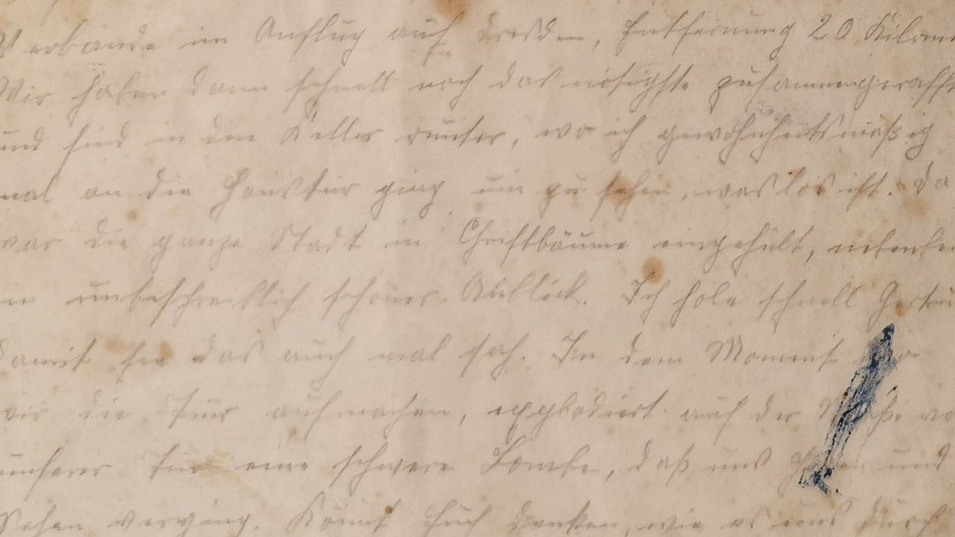 KI generiert: Das Bild zeigt zwei handgeschriebene, alte Briefe auf vergilbtem Papier mit teilweise verblasster Schrift. Der Hauptinhalt besteht aus eng beschriebenem Text, der persönliche oder historische Informationen enthalten könnte.