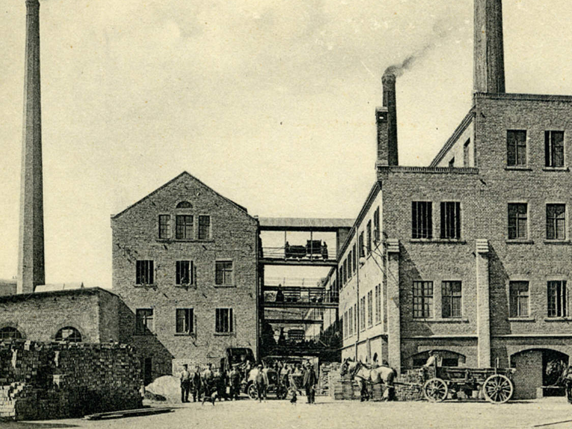 KI generiert: Das Bild zeigt das Cover eines Buches mit dem Titel "Das neue Dresden: Die Stadt im späten Kaiserreich auf Bildpostkarten." Im Vordergrund ist ein historisches Bild einer Fabrik oder eines Industriekomplexes zu sehen.