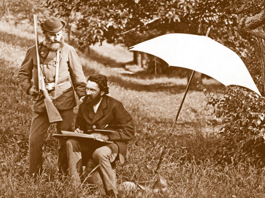 KI generiert: Das Bild zeigt zwei Männer in historischer Kleidung, einen stehend mit Gewehr und einen sitzend mit einem Schirm, in einer natürlichen Umgebung. Es handelt sich um eine Fotografie von August Kotzsch, präsentiert im Stadtmuseum Dresden.