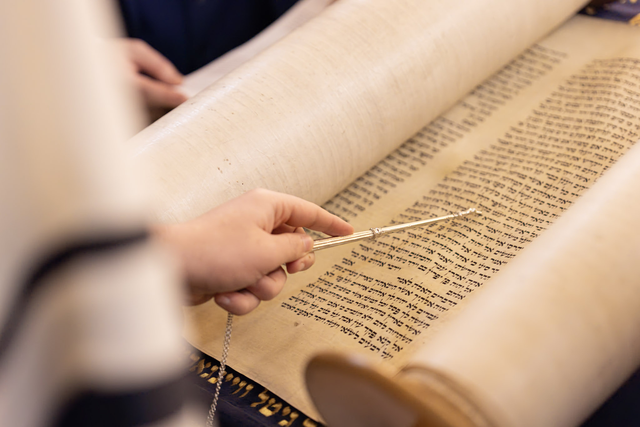 AI generated: The image shows traditional writing utensils, including ink bottles and nibs, arranged together with an inscribed text in Hebrew script. The focus is on artistic and traditional calligraphy.