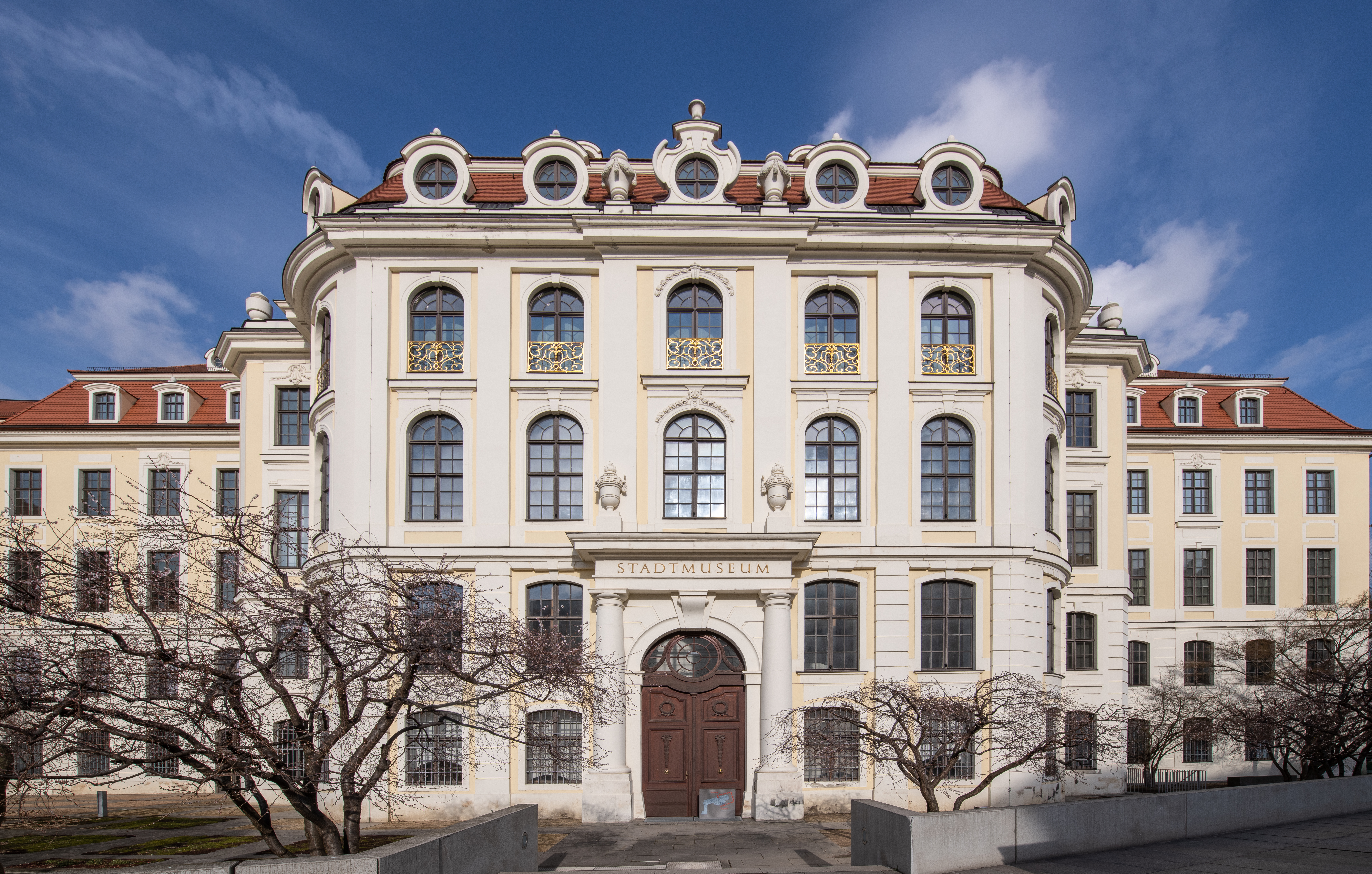 KI generiert: Das Bild zeigt die Fassade eines historischen Gebäudes, das als "Stadtmuseum" gekennzeichnet ist. Das Gebäude besitzt eine detaillierte architektonische Gestaltung mit großen Fenstern und dekorativen Elementen.