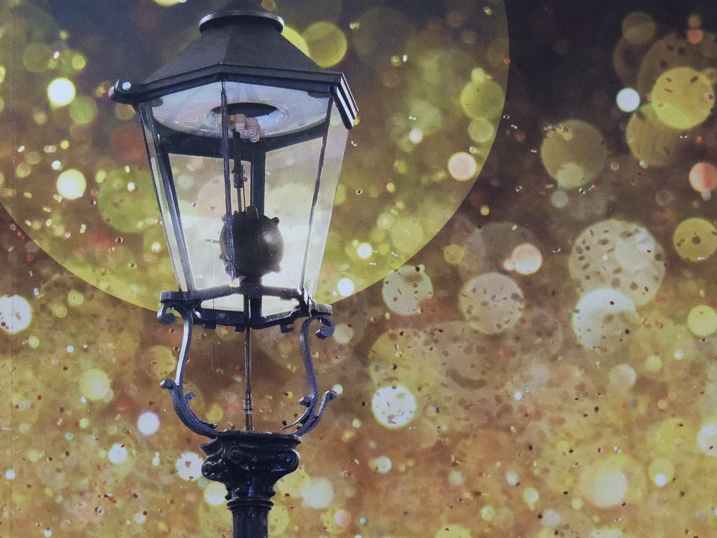 KI generiert: Das Bild zeigt eine historische Straßenlaterne vor einem Hintergrund aus goldenen Lichtern. Der Text verweist auf eine Ausstellung im Stadtmuseum Dresden mit dem Titel "Leuchten in Dresden".