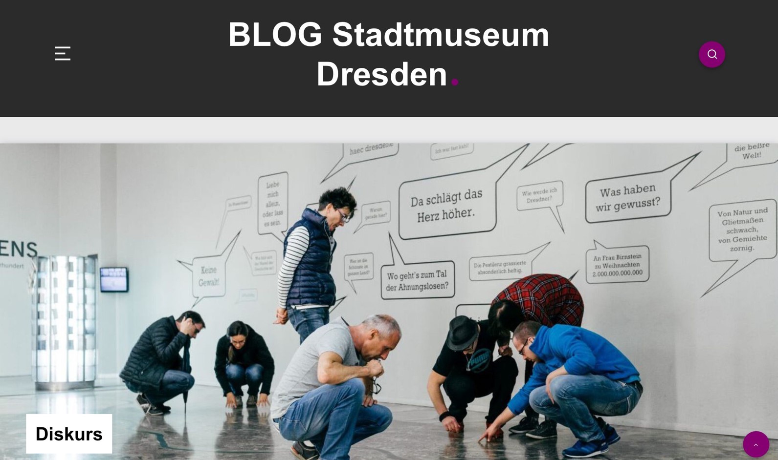 KI generiert: Das Bild zeigt eine Gruppe von Menschen, die sich aufmerksam mit etwas auf dem Boden in einem Ausstellungsraum des Stadtmuseums Dresden beschäftigen. Im Hintergrund sind an der Wand mehrere Sprechblasen mit Texten zu sehen.