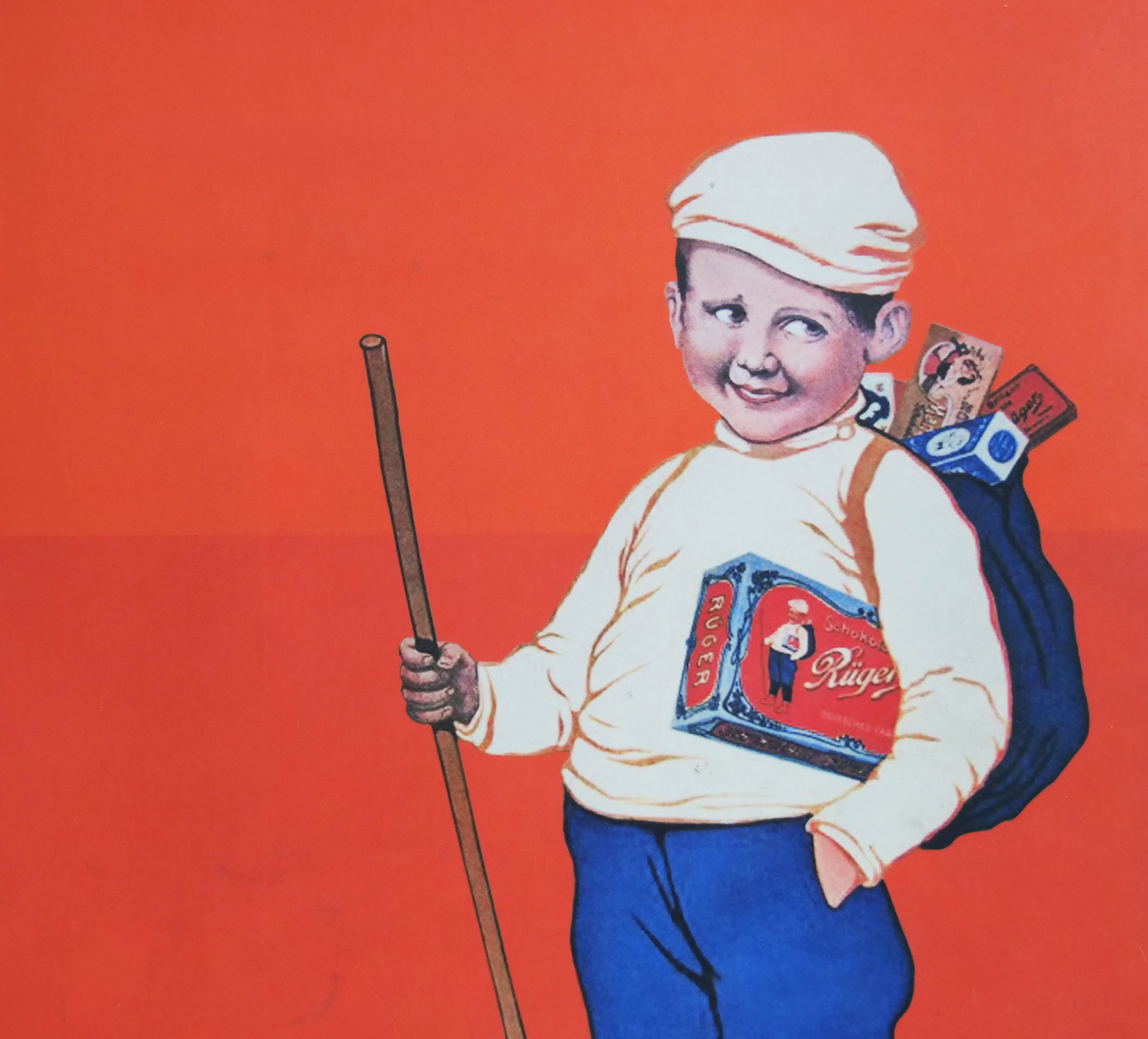 KI generiert: Das Bild zeigt einen lächelnden Jungen in weißem Hemd und Mütze, der einen Wanderstock trägt. Er hat einen Rucksack voller Süßwaren, unter anderem der Marke Rüger, vor einem kräftigen orangefarbenen Hintergrund.