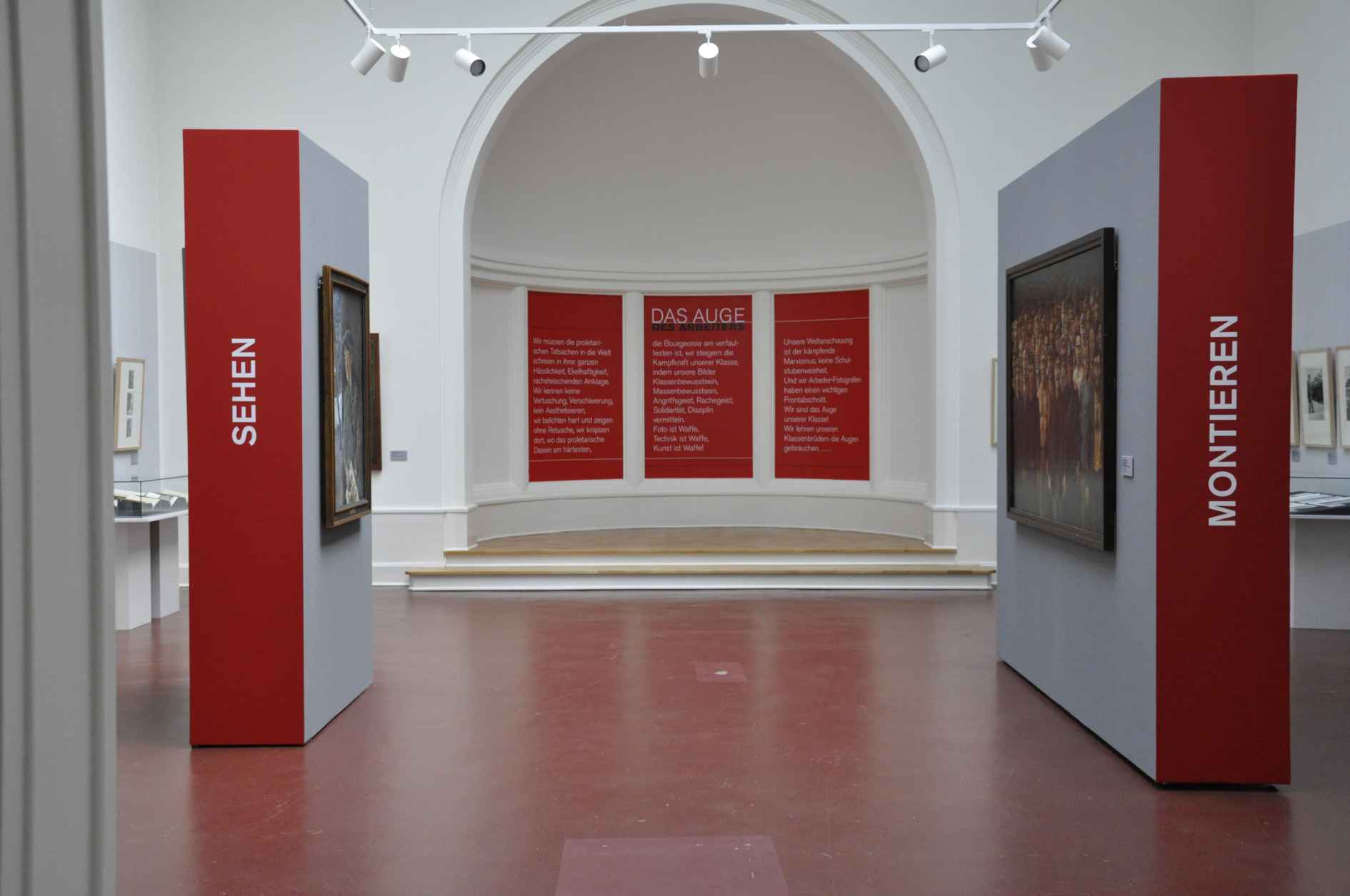 Aufnahme aus der Ausstellung „Das Auge des Arbeiters. Arbeiterfotografie und Kunst um 1930“, Kunstsammlungen Zwickau, 2014