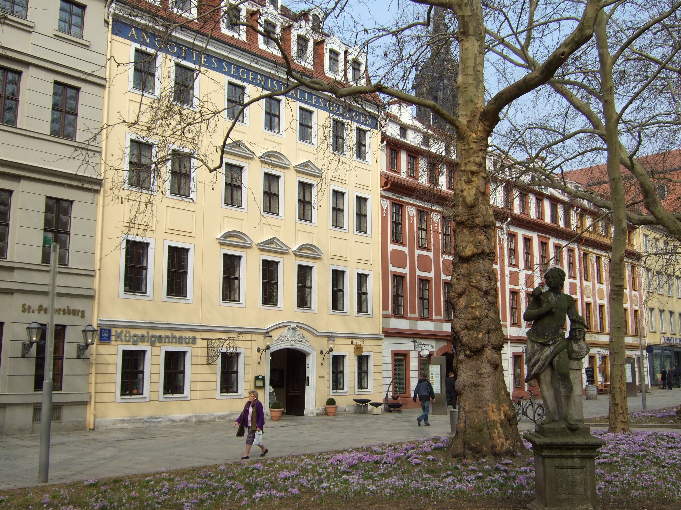 Das Kügelgenhaus auf der Dresdner Hauptstraße mit dem Schriftzug "An Gottes Segen ist alles gelegen".